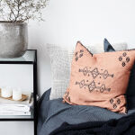 Poszewka dekoracyjna wzorzysta różowa House Doctor - 5