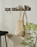 Profilowany wieszak z MDF czarny i złote haczyki