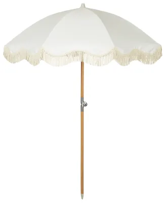 Biały parasol z naturalnymi frędzlami i drewnianym masztem, zawiera torbę na przechowywanie Ib Laursen