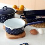 Kubek emaliowany 1l z miarką granatowy w białe wzorki Riess Dirndl - 3