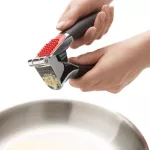 OXO-Praska do czosnku, czarna, Good Grips - 4