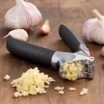 OXO-Praska do czosnku, czarna, Good Grips - 8