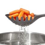 OXO-Łyżka cedzakowa do spaghetti szara Good Grips - 6