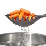 OXO-Łyżka cedzakowa do spaghetti szara Good Grips - 6