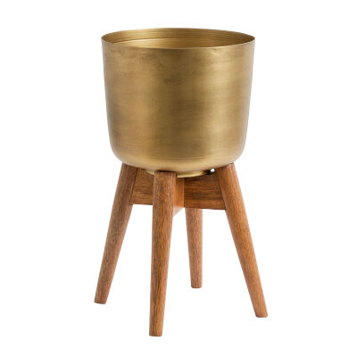 Osłonka Nordal w kolorze antycznego złota na drewnianym stojaku to efektowna dekoracja łącząca elegancję i nowoczesność. Idealna do roślin, suszy i kompozycji dekoracyjnych. Doskonała jako akcent premium w salonie, holu lub sypialni. Ostatnie sztuki dostępne tylko w Kapps Store.