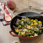 KELA-Wok żeliwny +pokrywa 4 l czerwony Calido - 5