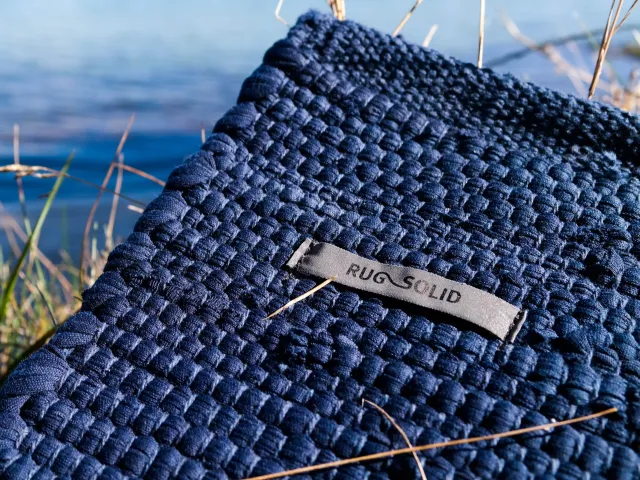Duński design, globalna odpowiedzialność - dywany Rug Solid w stylu less waste