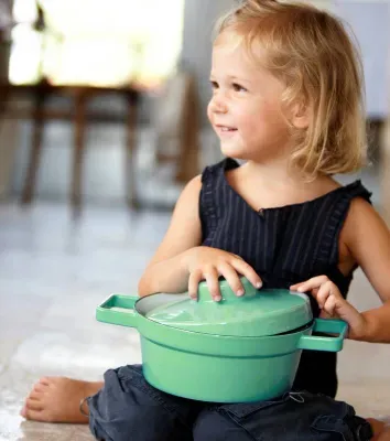 Gotowanie z Dziećmi: Jak Wprowadzić Młodych Kucharzy w Świat Gotowania.