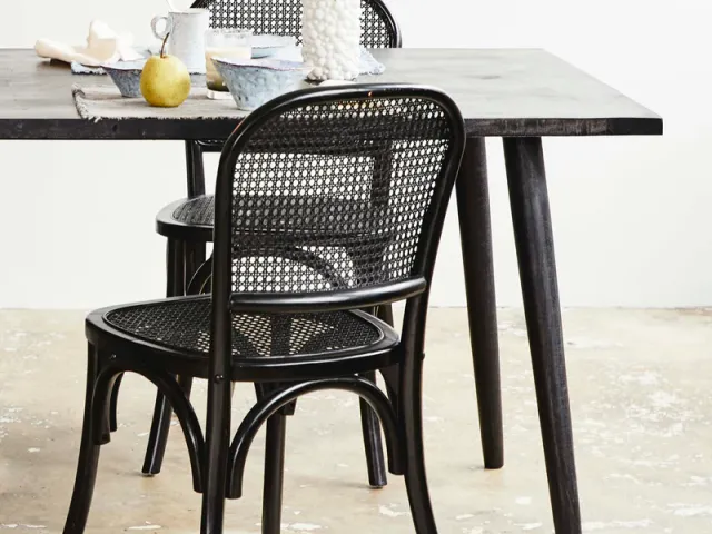 Krzesła rattanowe w aranżacji wnętrz – dlaczego warto wybrać kolekcję Wicky Nordal?