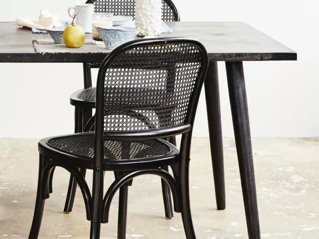 Krzesła rattanowe w aranżacji wnętrz – dlaczego warto wybrać kolekcję Wicky Nordal?