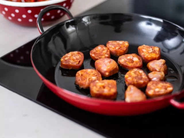 Dlaczego warto wybrać patelnię emaliowaną Riess? – Zdrowie, trwałość i design premium